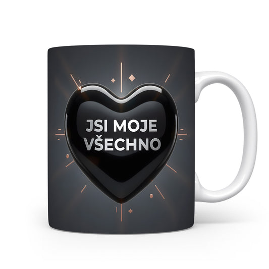 Černý hrnek s nápisem JSI MOJE VŠECHNO a srdcem.