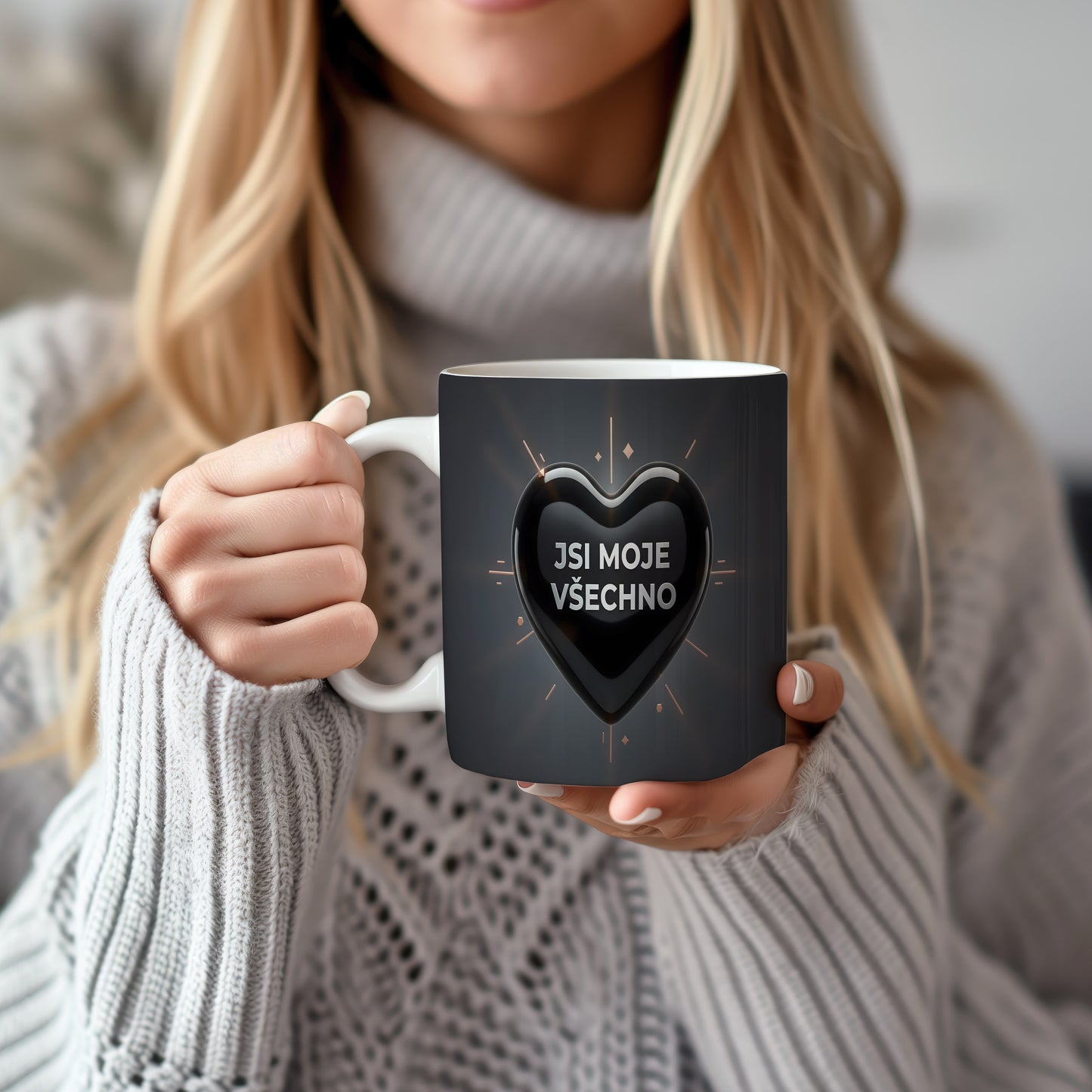 Černý hrnek s nápisem JSI MOJE VŠECHNO a srdcem.