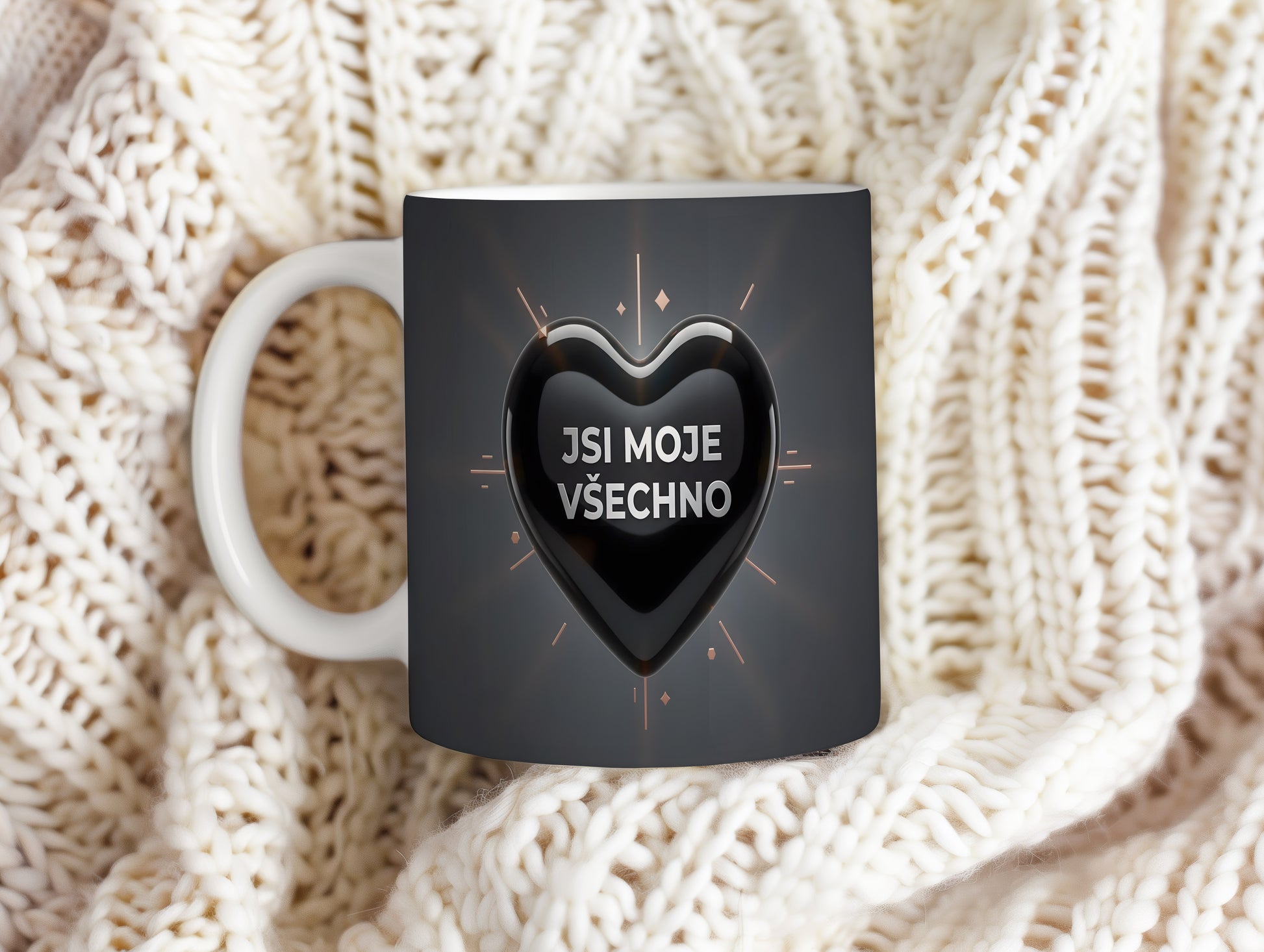Černý hrnek s nápisem JSI MOJE VŠECHNO a srdcem.