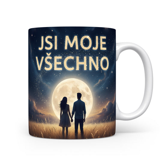 Hrnček s nápisem JSI MOJE VŠECHNO pod noční oblohou.