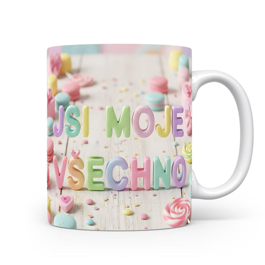 Hrnek s pastelovými nápisy a sladkostmi na dřevěném pozadí.