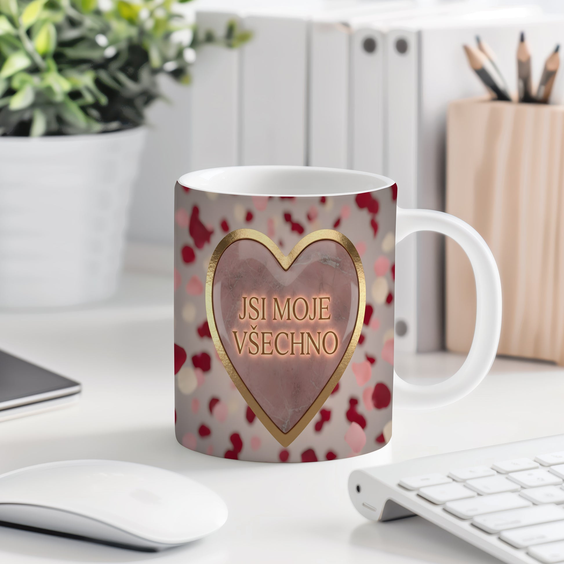 Hrnek s růžovým srdcem a nápisem JSI MOJE VŠECHNO.