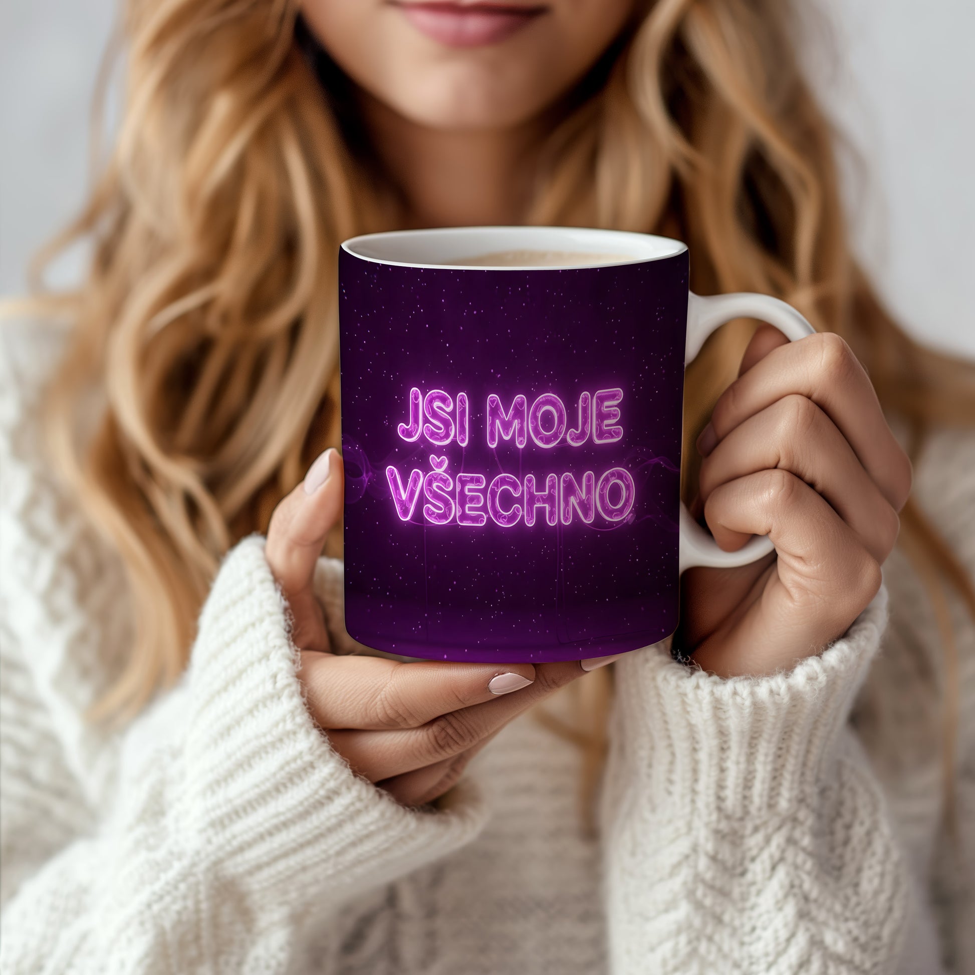 Fialový hrnek s textem JSI MOJE VŠECHNO a hvězdným pozadím.