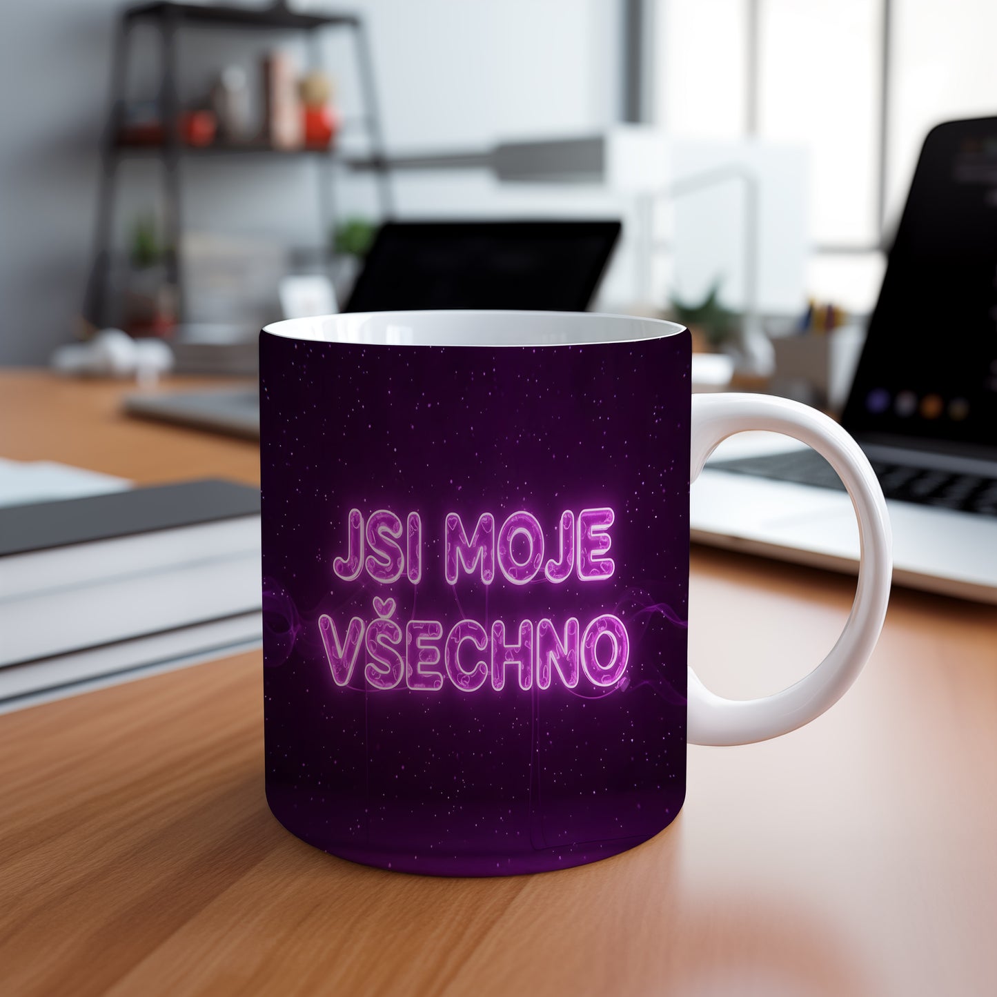 Fialový hrnek s textem JSI MOJE VŠECHNO a hvězdným pozadím.
