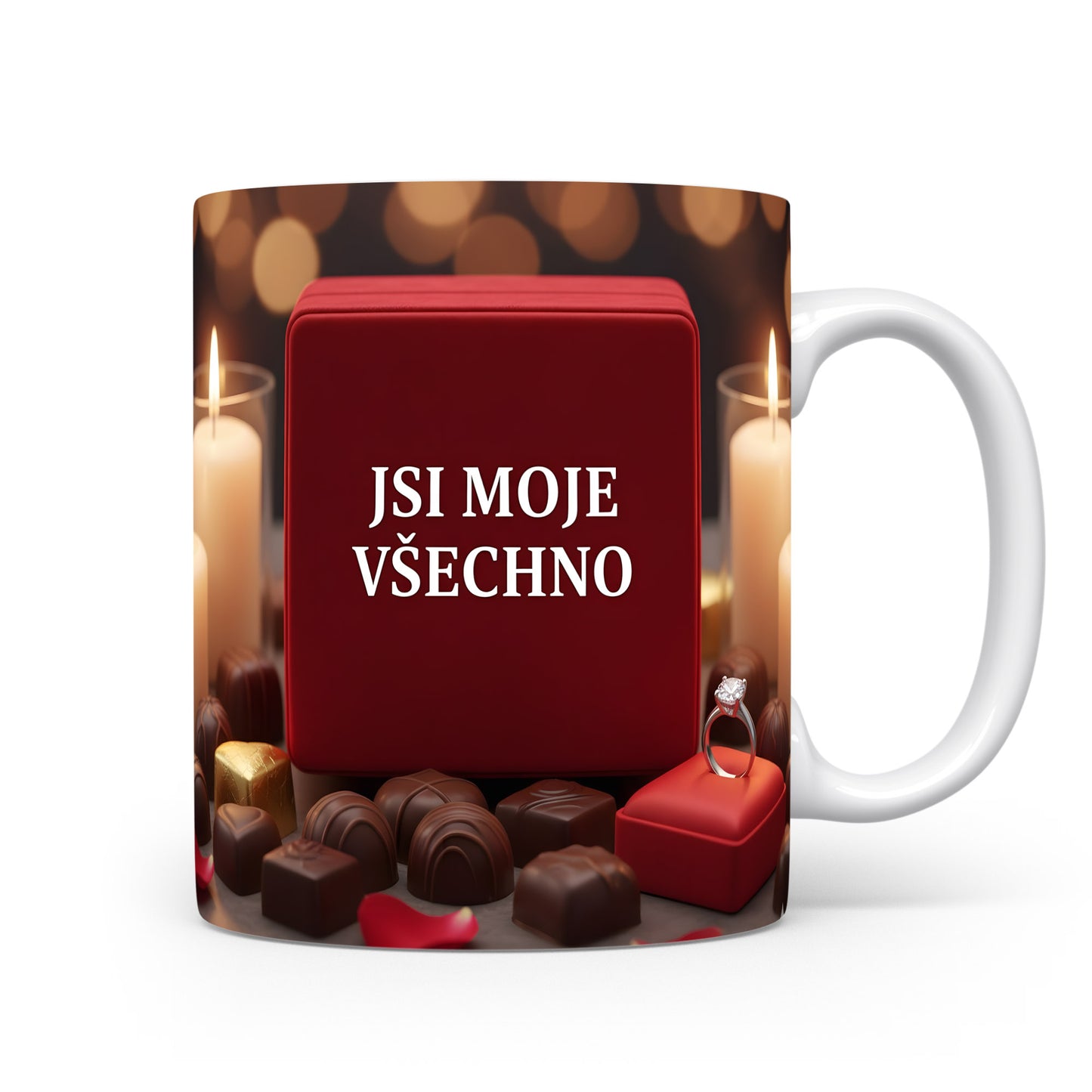Romantický hrnek s nápisem JSI MOJE VŠECHNO, čokoládami a svíčkami.