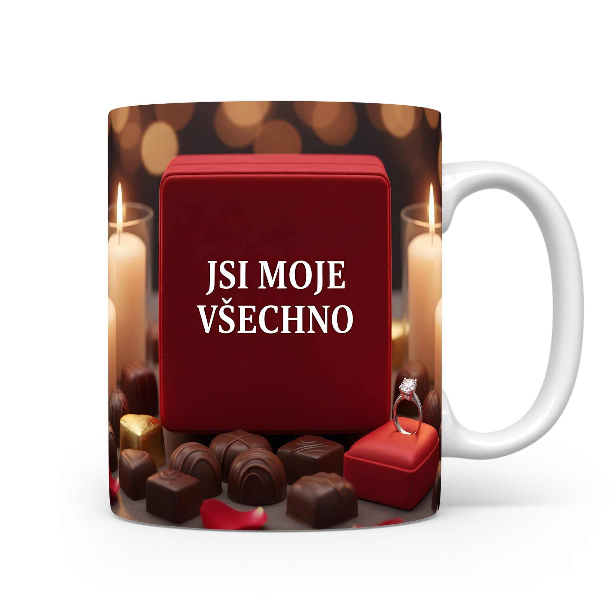 Romantický hrnek s nápisem JSI MOJE VŠECHNO, čokoládami a svíčkami.