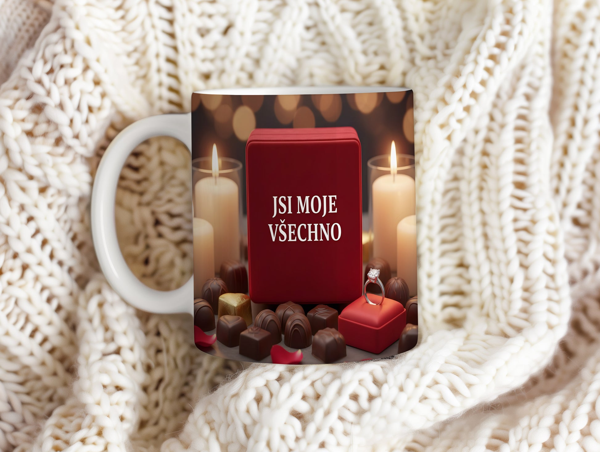 Romantický hrnek s nápisem JSI MOJE VŠECHNO, čokoládami a svíčkami.