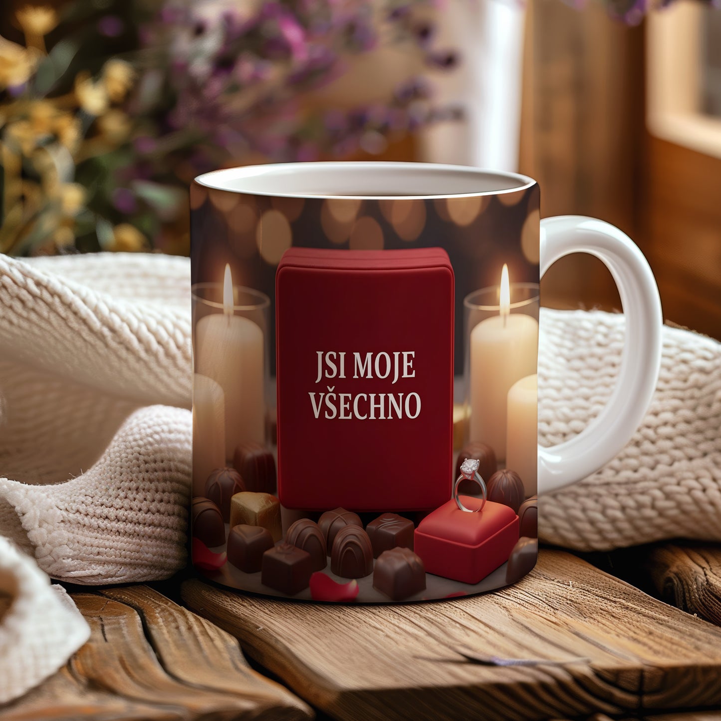 Romantický hrnek s nápisem JSI MOJE VŠECHNO, čokoládami a svíčkami.