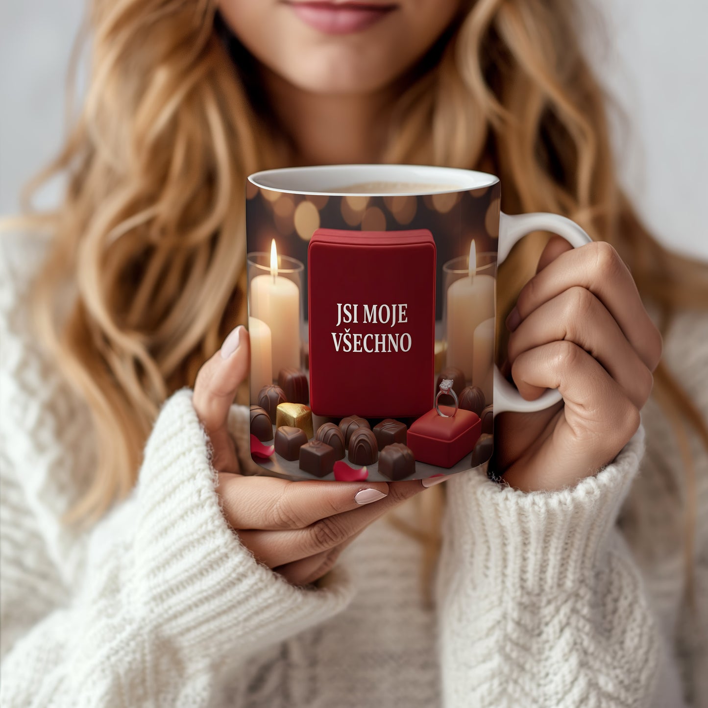 Romantický hrnek s nápisem JSI MOJE VŠECHNO, čokoládami a svíčkami.