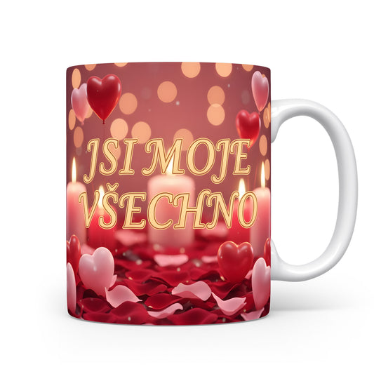 Romantický hrnek s nápisem JSI MOJE VŠECHNO, srdci a svíčkami.