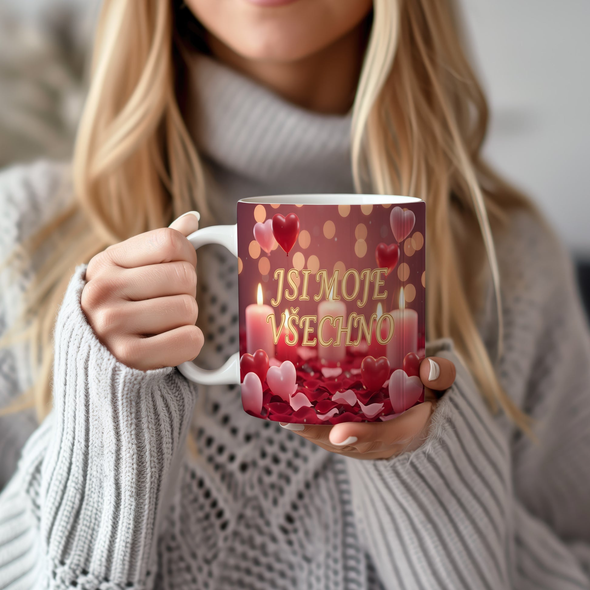 Romantický hrnek s nápisem JSI MOJE VŠECHNO, srdci a svíčkami.