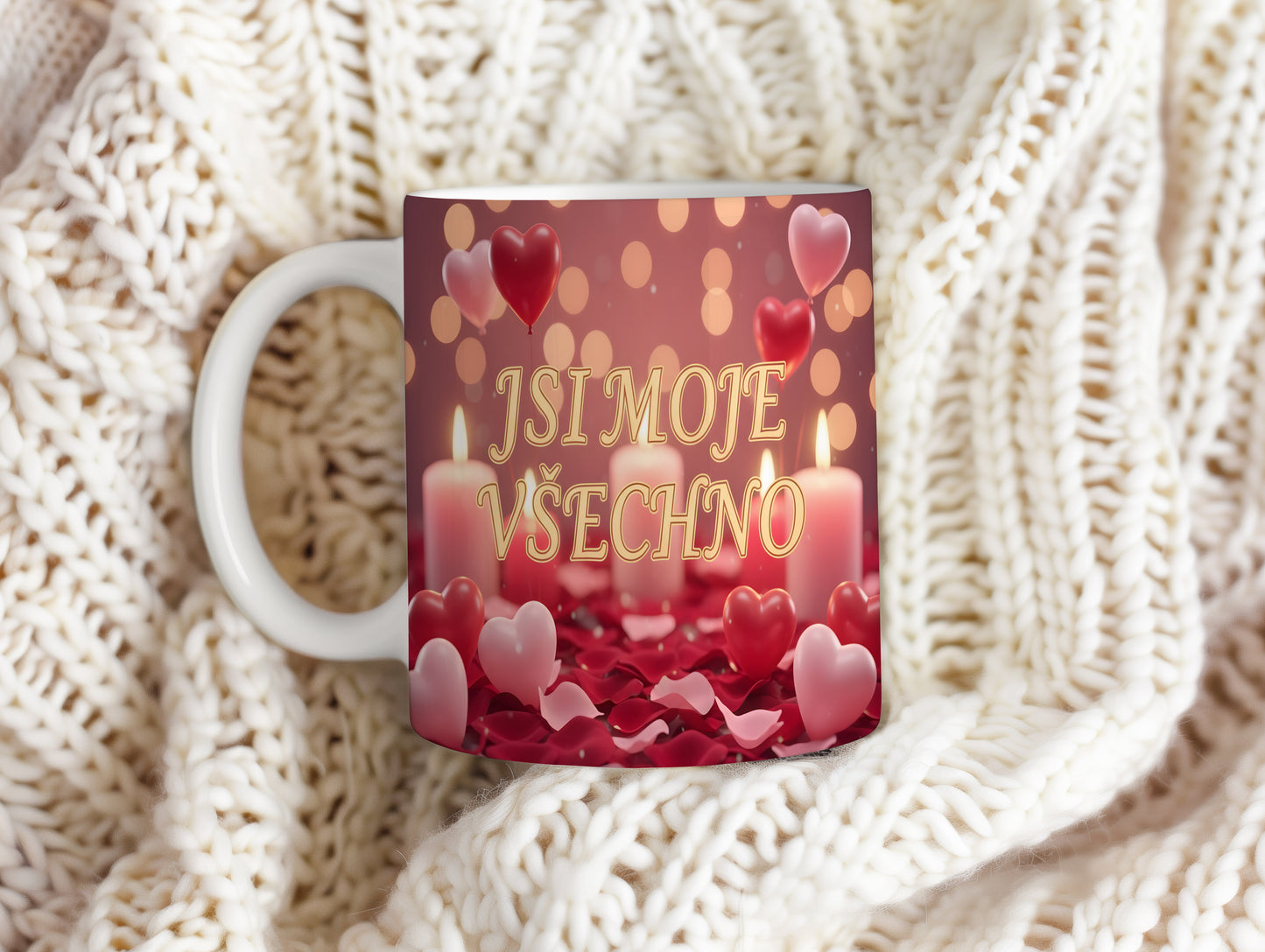 Romantický hrnek s nápisem JSI MOJE VŠECHNO, srdci a svíčkami.