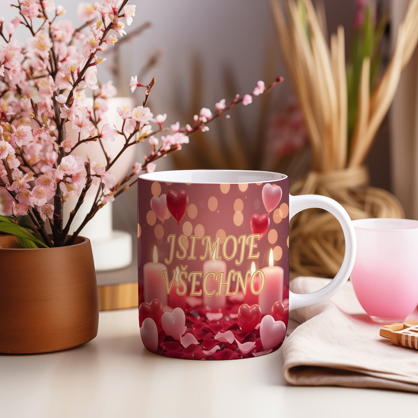 Romantický hrnek s nápisem JSI MOJE VŠECHNO, srdci a svíčkami.