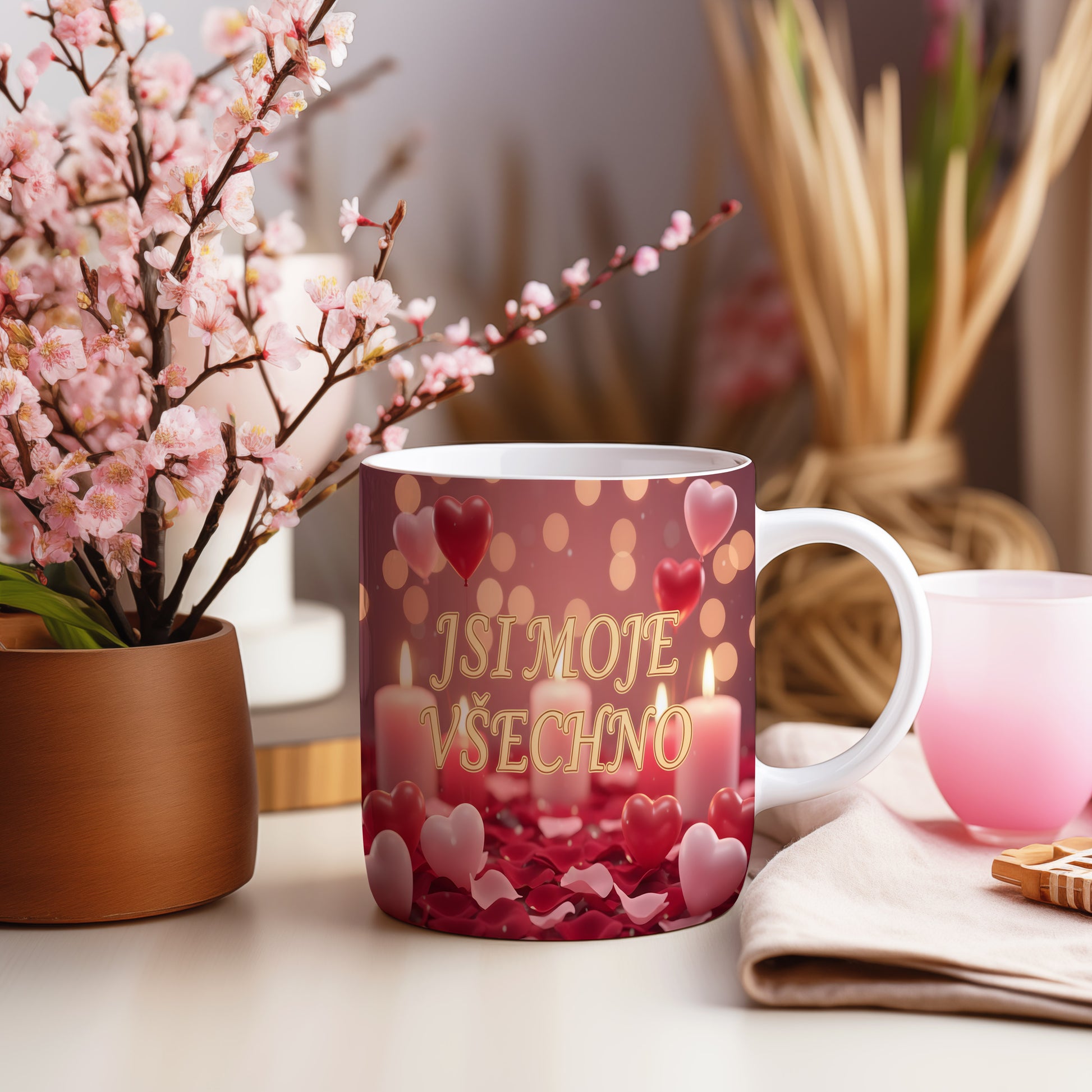 Romantický hrnek s nápisem JSI MOJE VŠECHNO, srdci a svíčkami.
