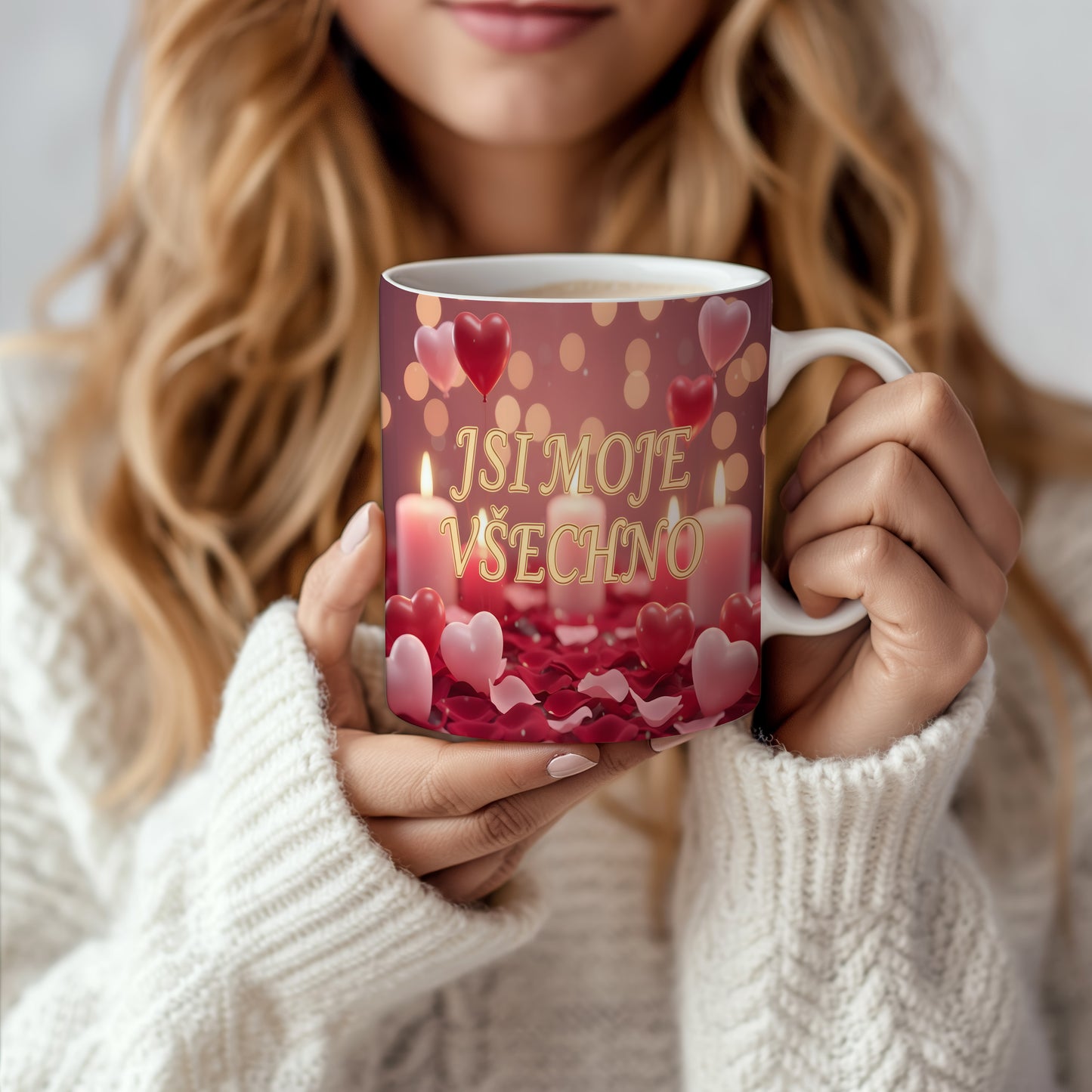 Romantický hrnek s nápisem JSI MOJE VŠECHNO, srdci a svíčkami.
