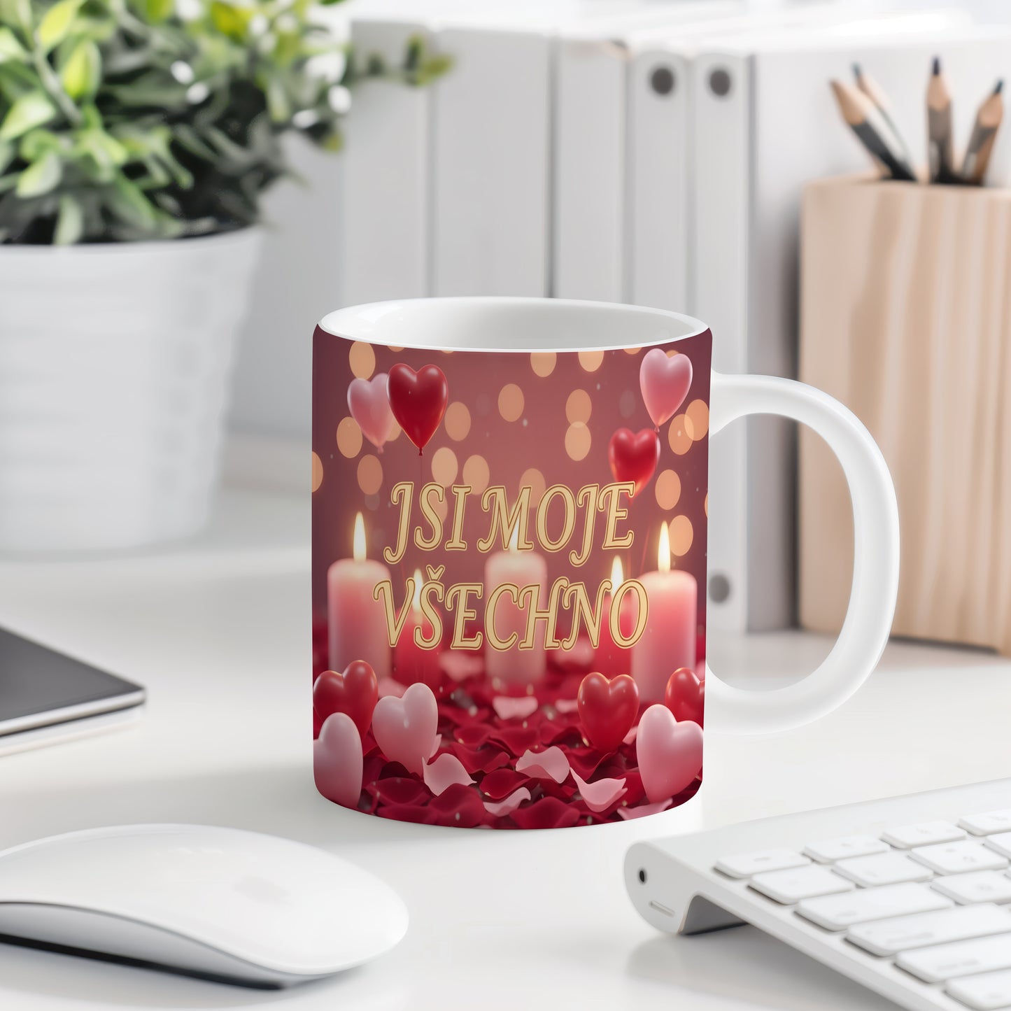 Romantický hrnek s nápisem JSI MOJE VŠECHNO, srdci a svíčkami.