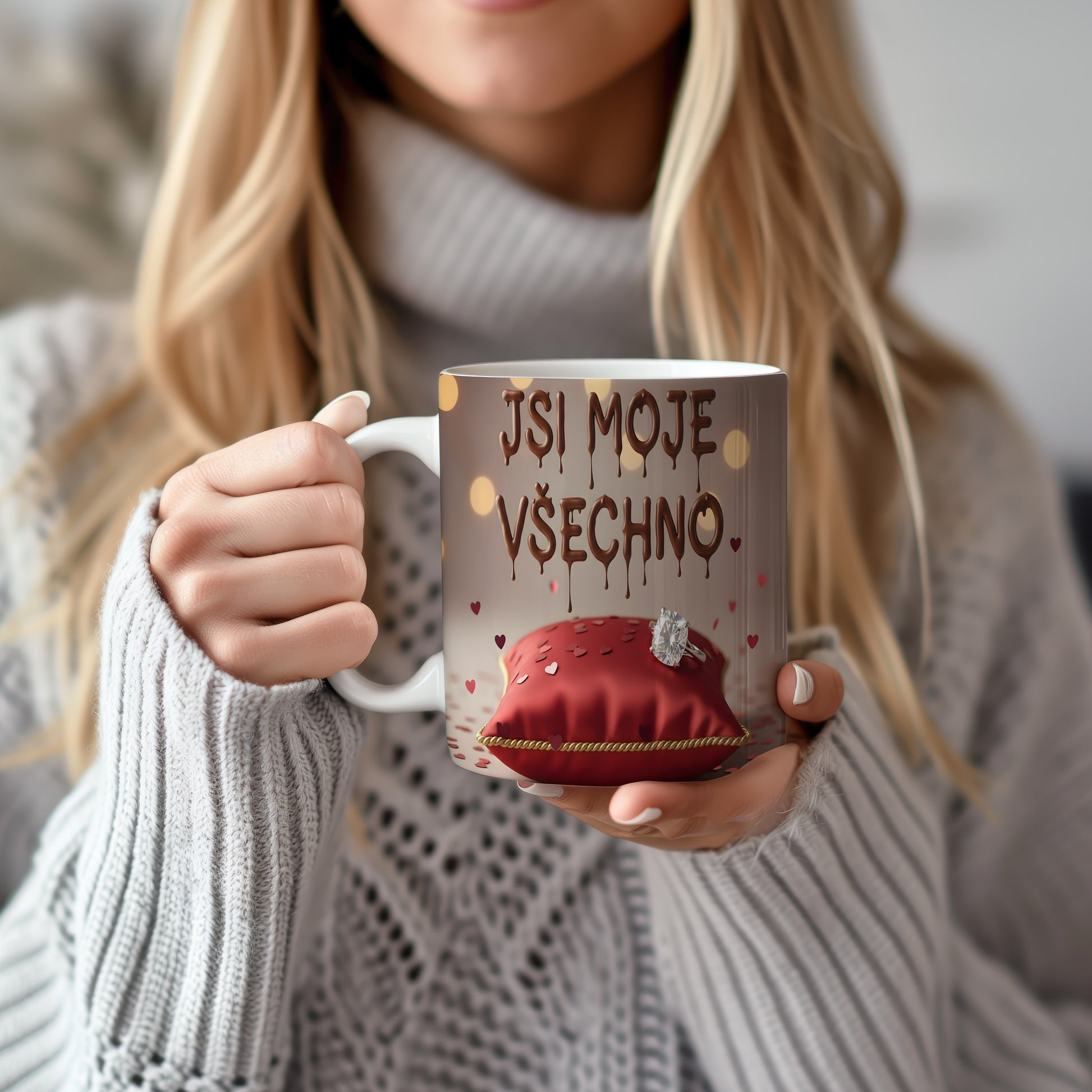 Romantický hrnek s nápisem JSI MOJE VŠECHNO a srdíčky.