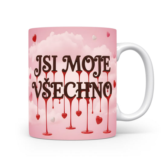 Růžový hrnek s nápisem JSI MOJE VŠECHNO a motivem srdcí.