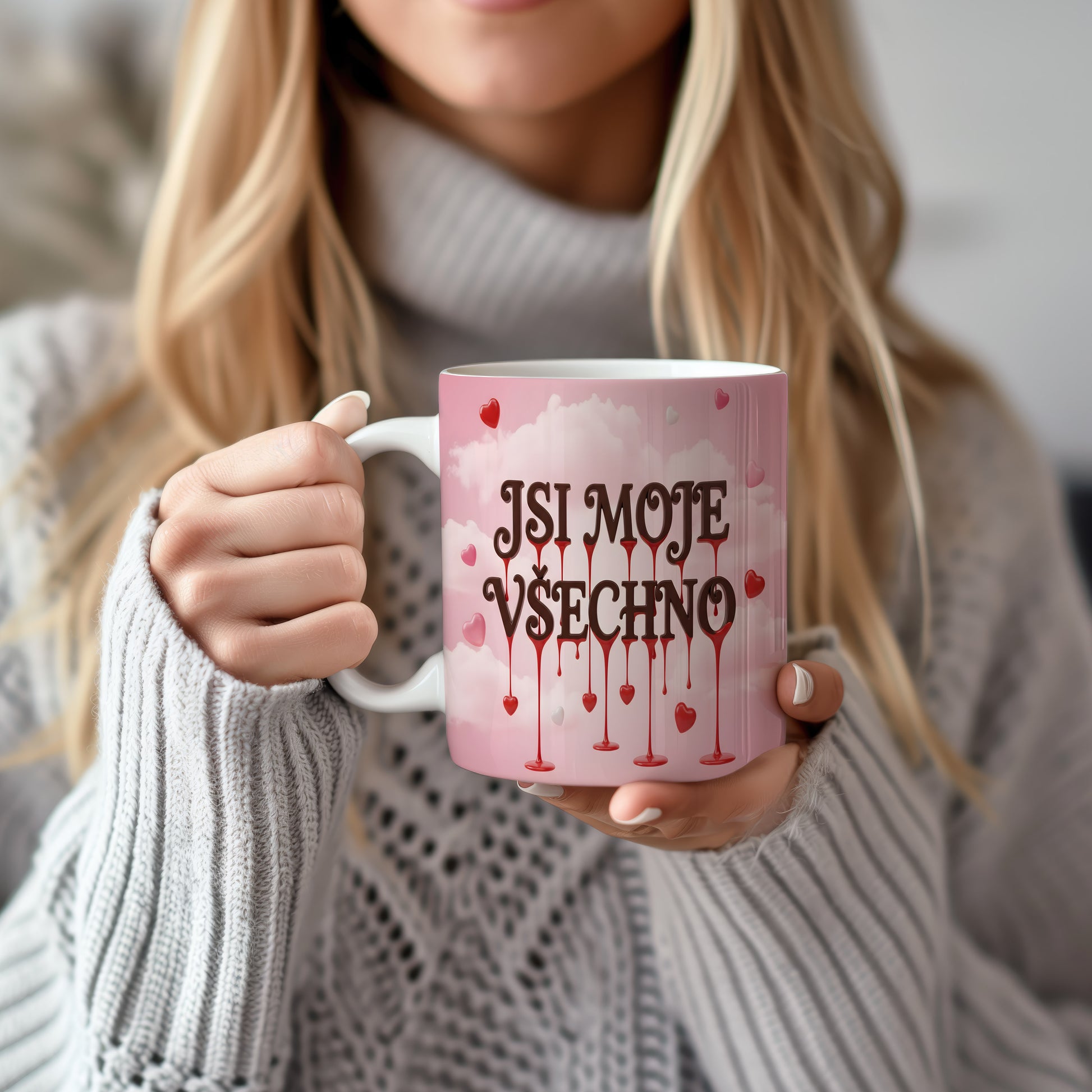 Růžový hrnek s nápisem JSI MOJE VŠECHNO a motivem srdcí.