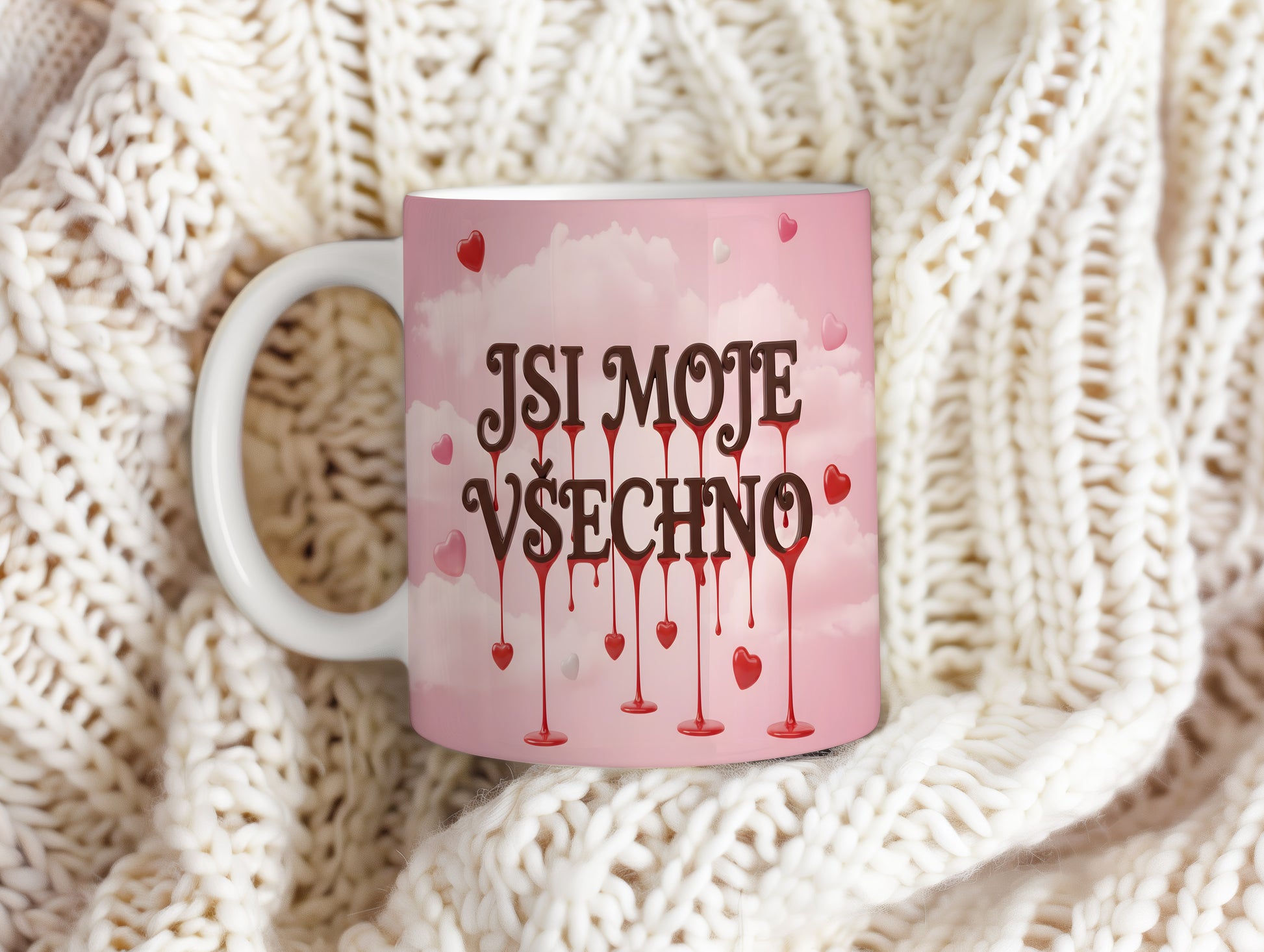 Růžový hrnek s nápisem JSI MOJE VŠECHNO a motivem srdcí.