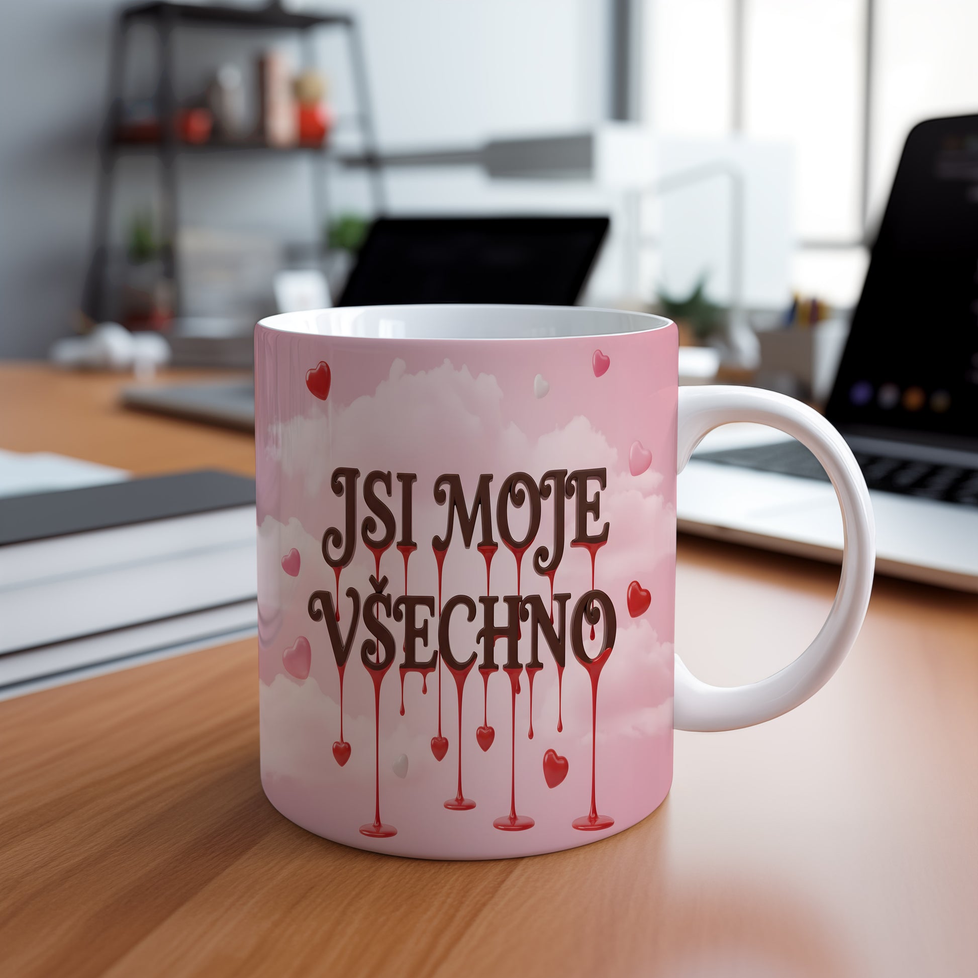 Růžový hrnek s nápisem JSI MOJE VŠECHNO a motivem srdcí.