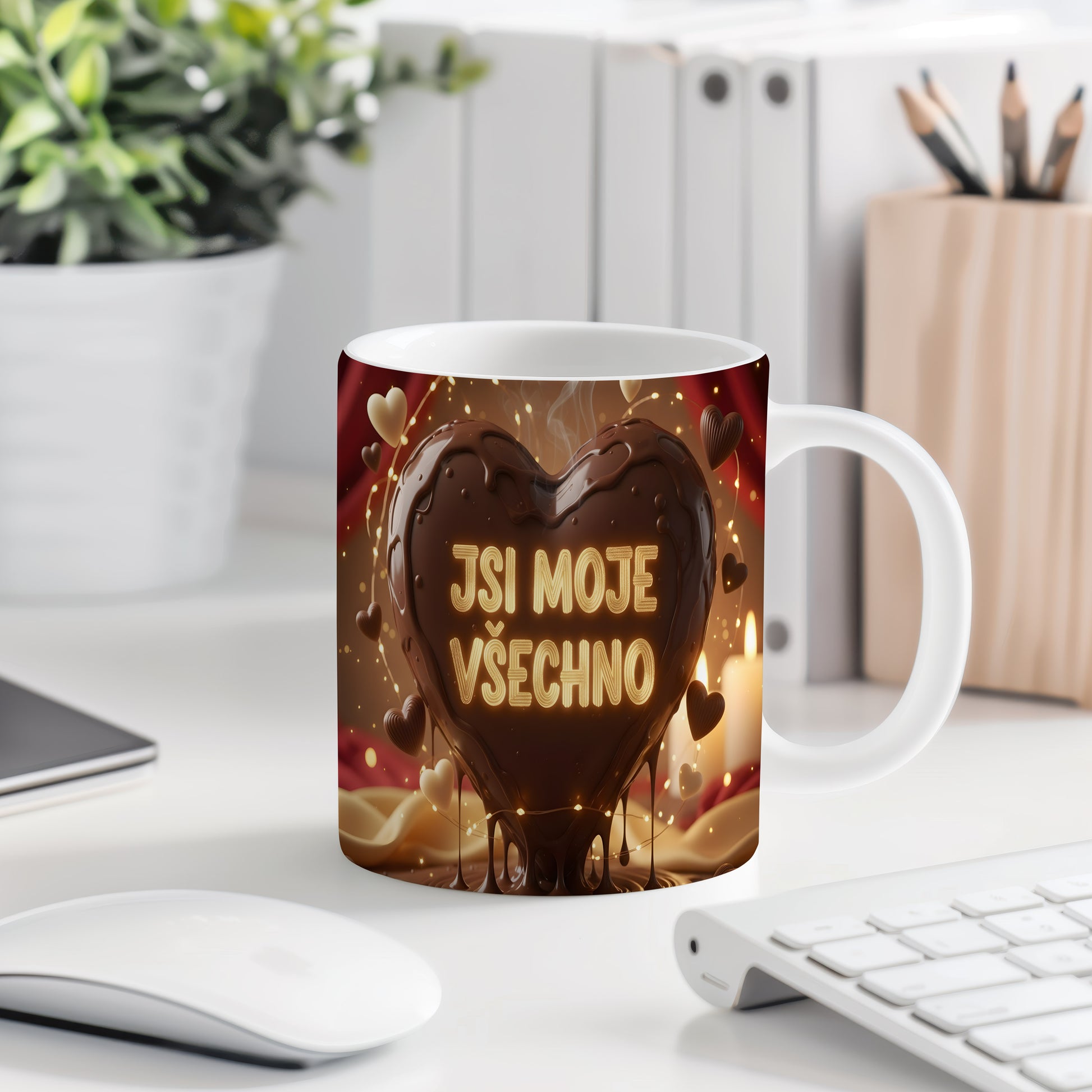 Romantický hrnek s nápisem JSI MOJE VŠECHNO a srdcem.