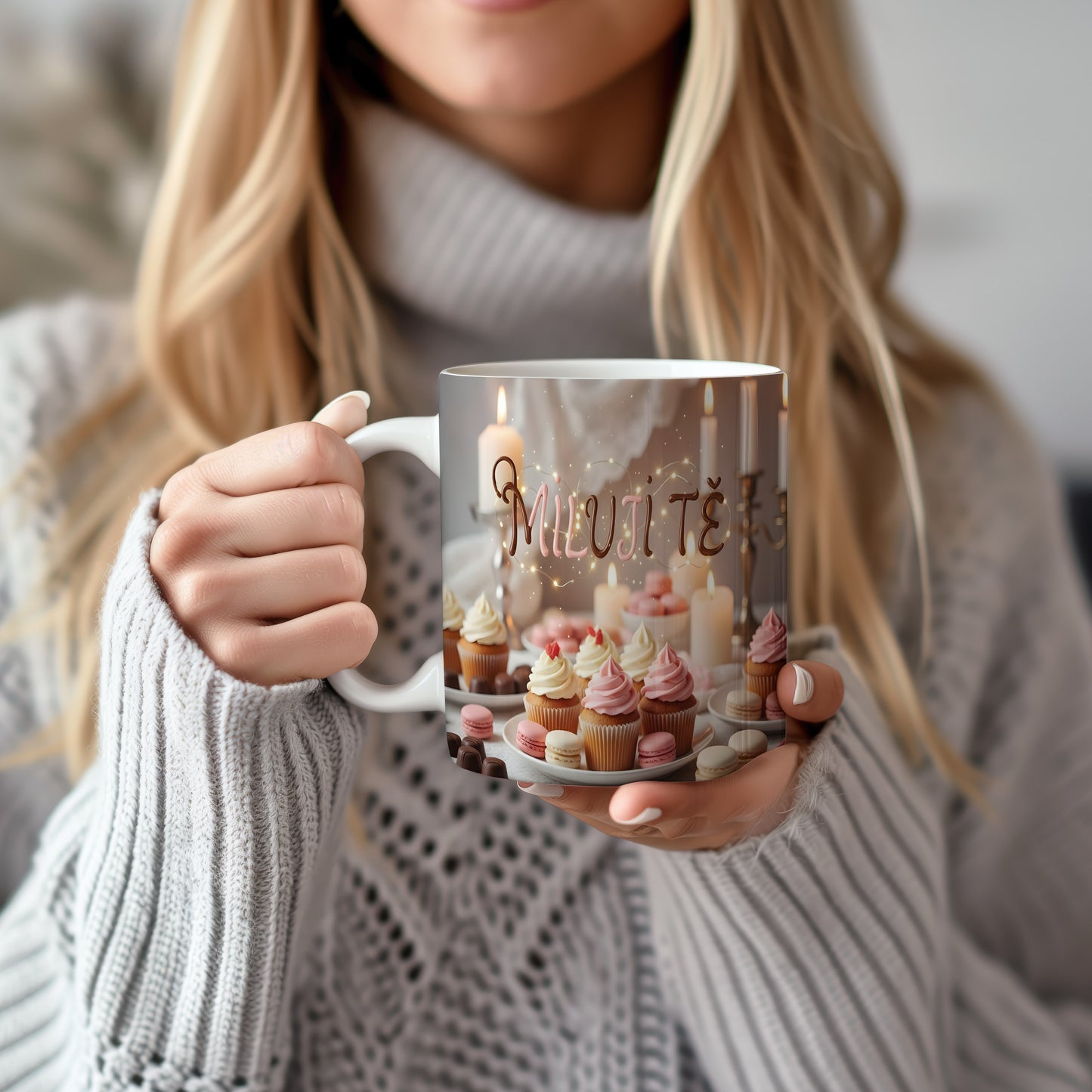 Romantický hrnek s nápisem MILUJI TĚ a dekorací svíček a dortíků.