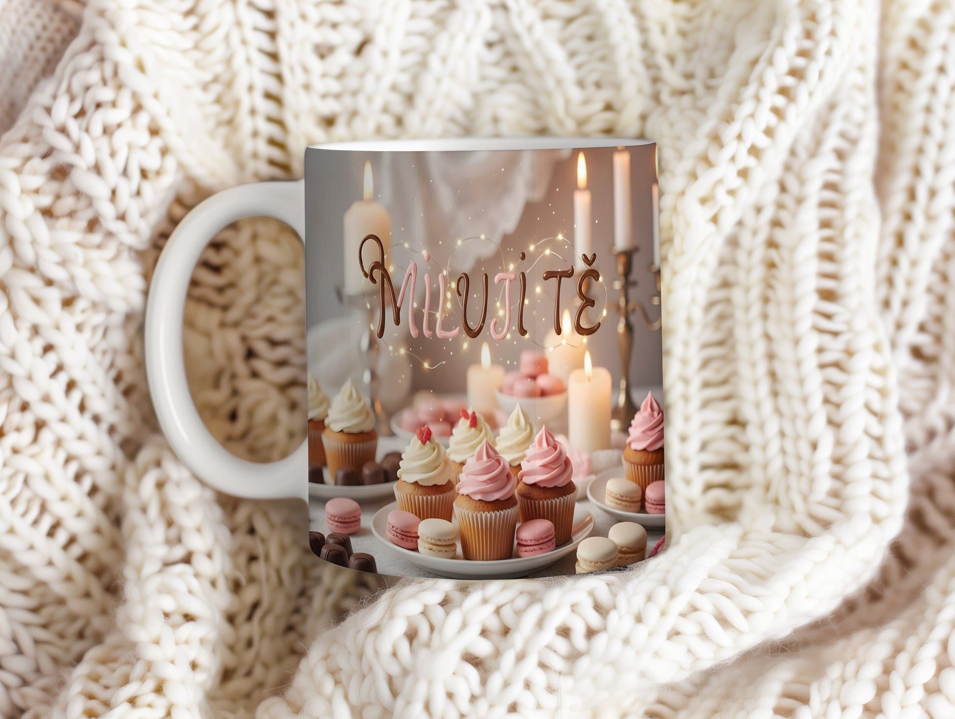 Romantický hrnek s nápisem MILUJI TĚ a dekorací svíček a dortíků.