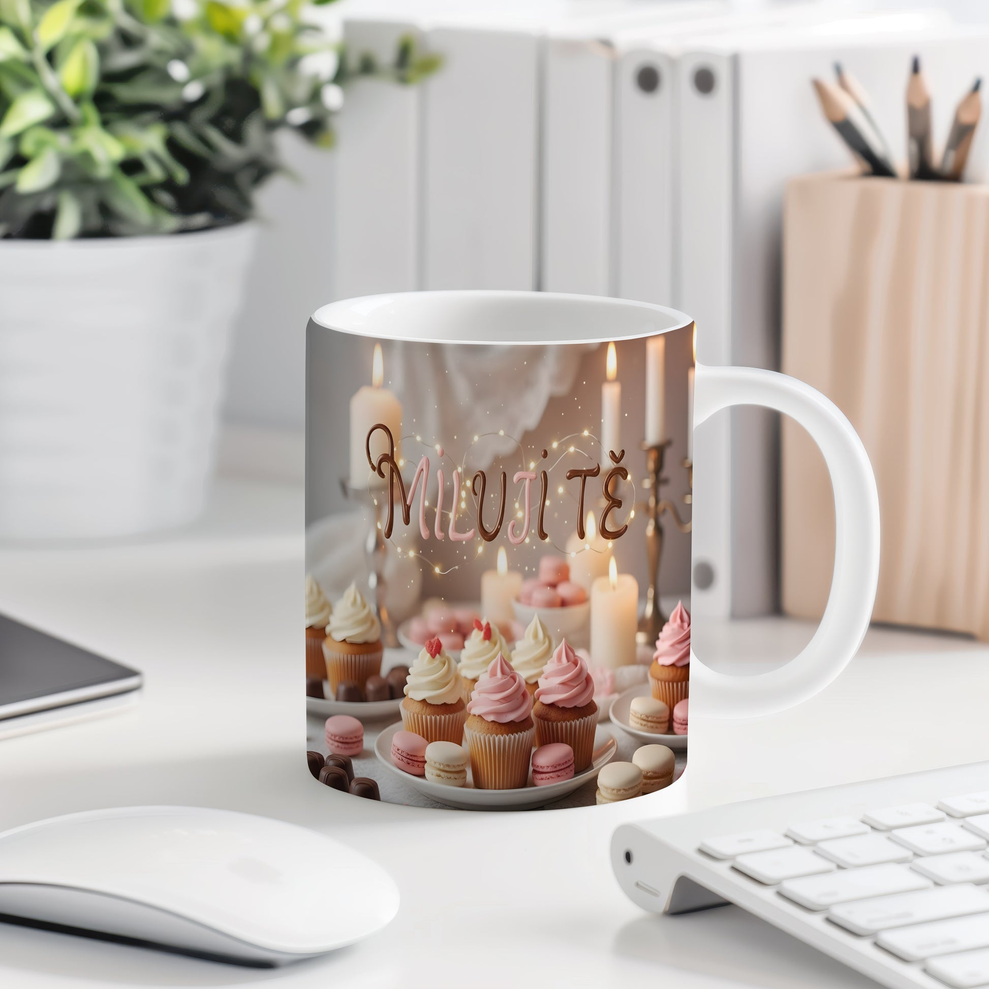 Romantický hrnek s nápisem MILUJI TĚ a dekorací svíček a dortíků.