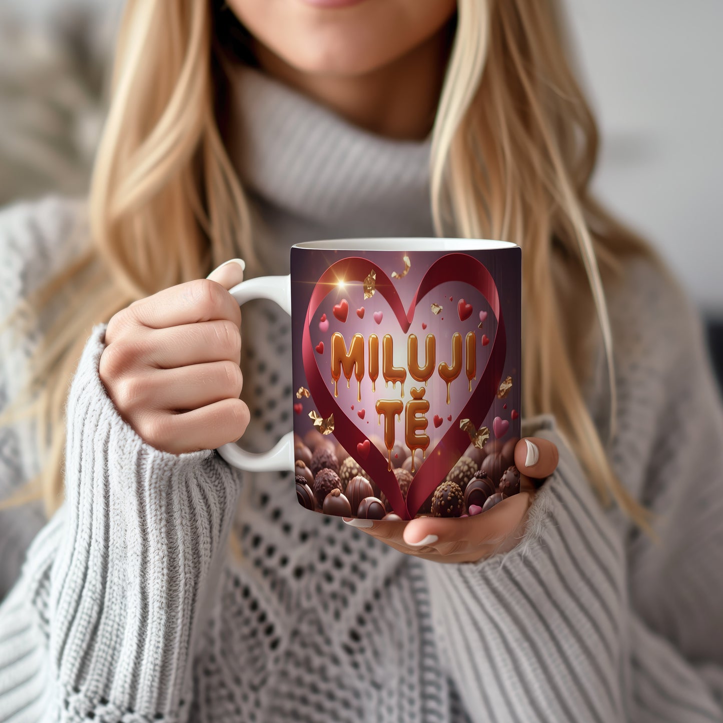 Romantický hrnek s nápisem MILUJI TĚ a srdíčky.