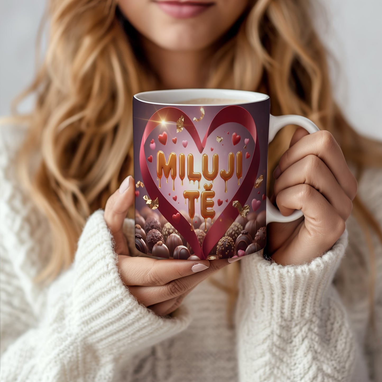 Romantický hrnek s nápisem MILUJI TĚ a srdíčky.