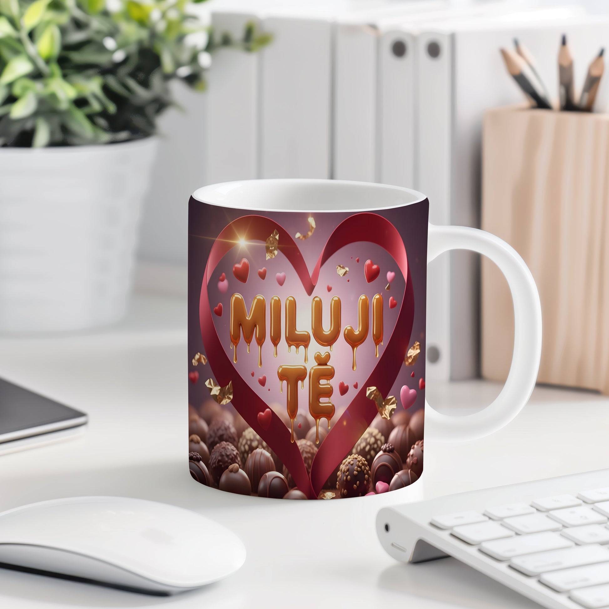 Romantický hrnek s nápisem MILUJI TĚ a srdíčky.