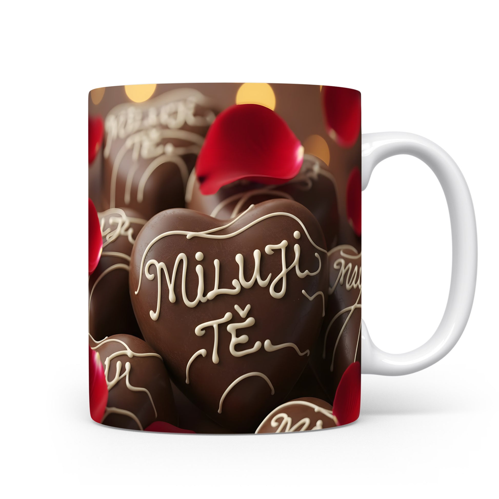 Hrnek s čokoládovými srdci a růžovými lístky, nápis Miluji Tě.