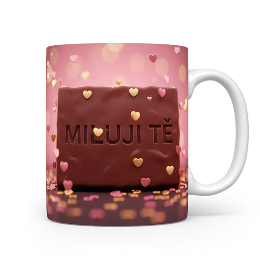 Hrnek s nápisem MILUJI TĚ a srdíčky na růžovém pozadí.