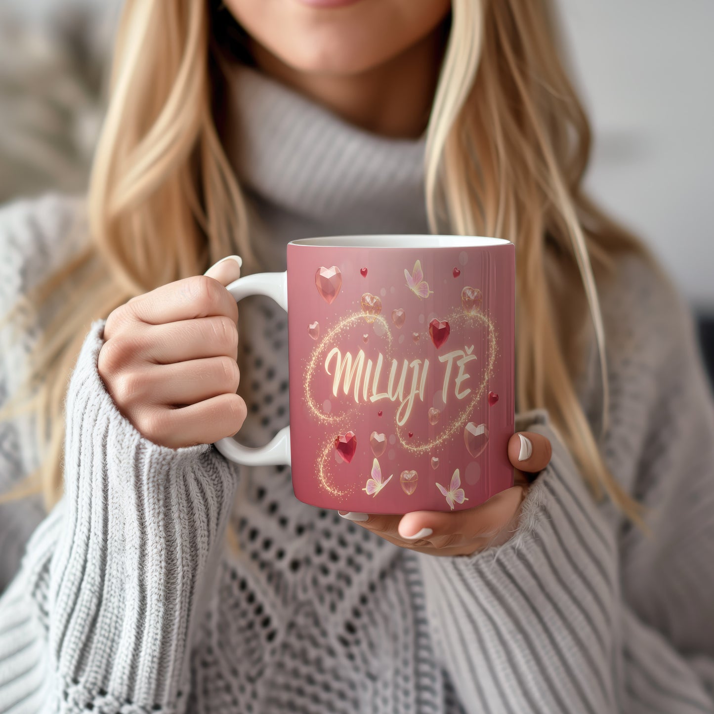 Růžový hrnek s motivem srdcí, motýlů a nápisem MILUJI TĚ.