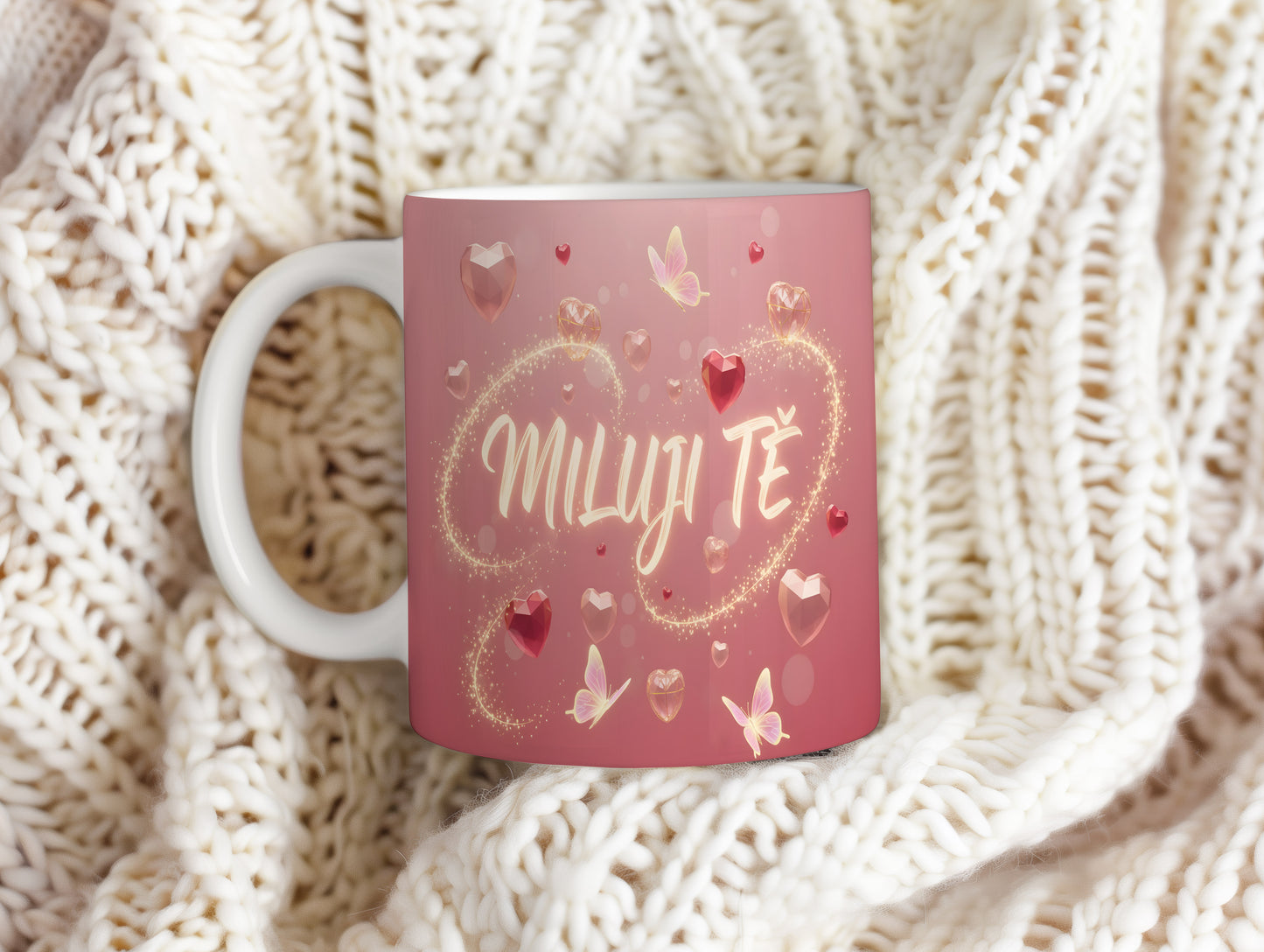 Růžový hrnek s motivem srdcí, motýlů a nápisem MILUJI TĚ.