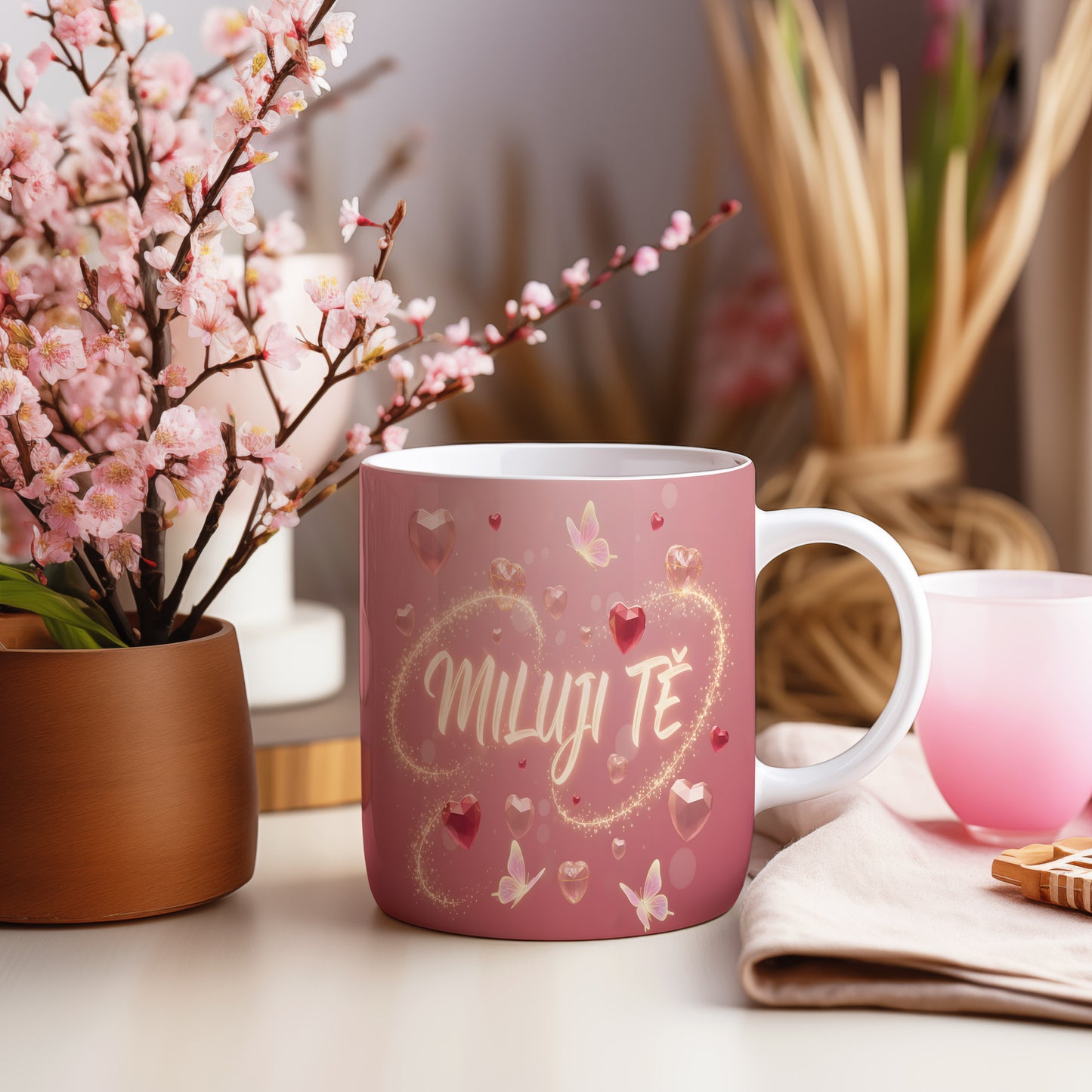 Růžový hrnek s motivem srdcí, motýlů a nápisem MILUJI TĚ.