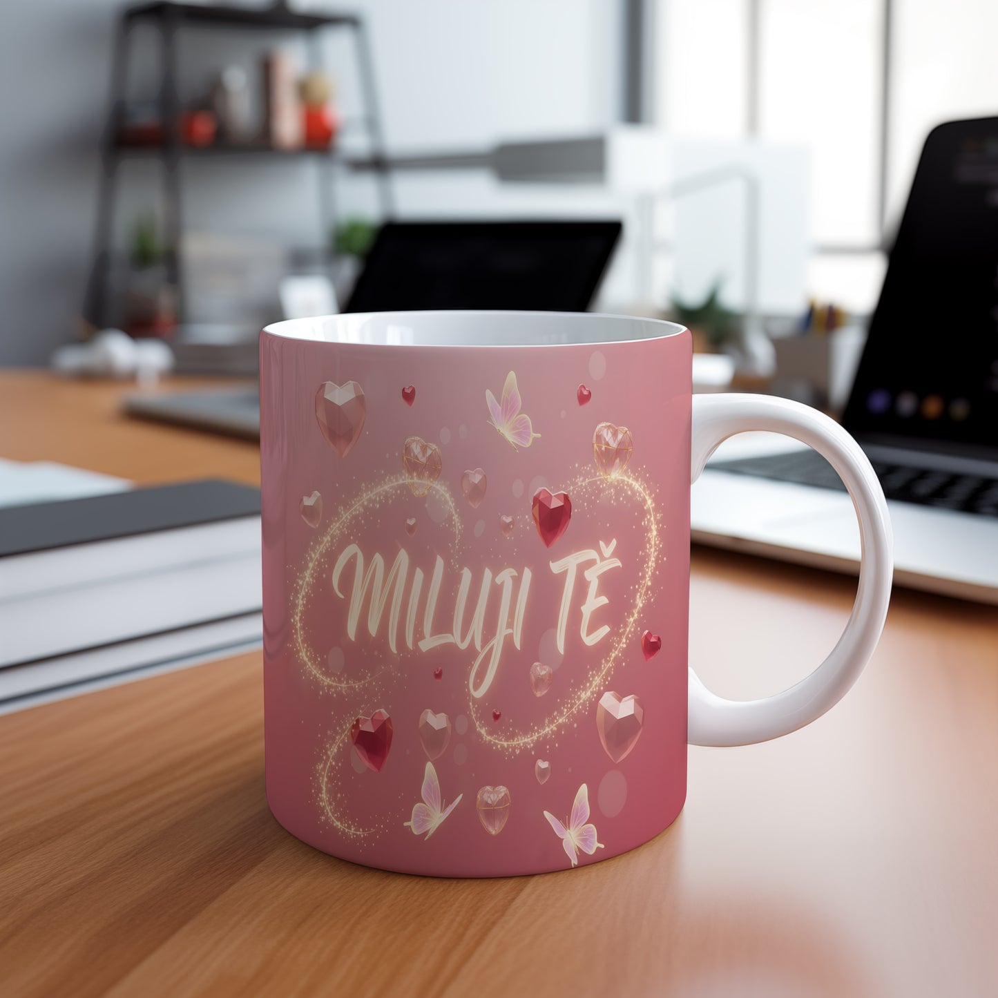 Růžový hrnek s motivem srdcí, motýlů a nápisem MILUJI TĚ.