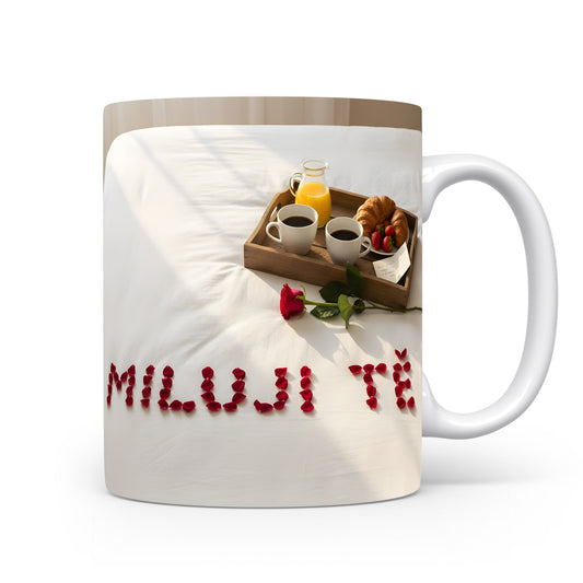 Hrnek s nápisem 'MILUJI TĚ', růže a snídaně na podnose.