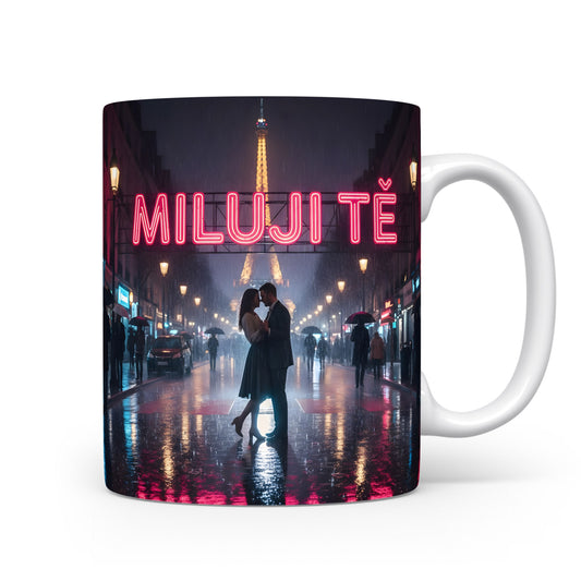 Romantický hrnek s párem pod Eiffelovou věží a nápisem MILUJI TĚ.