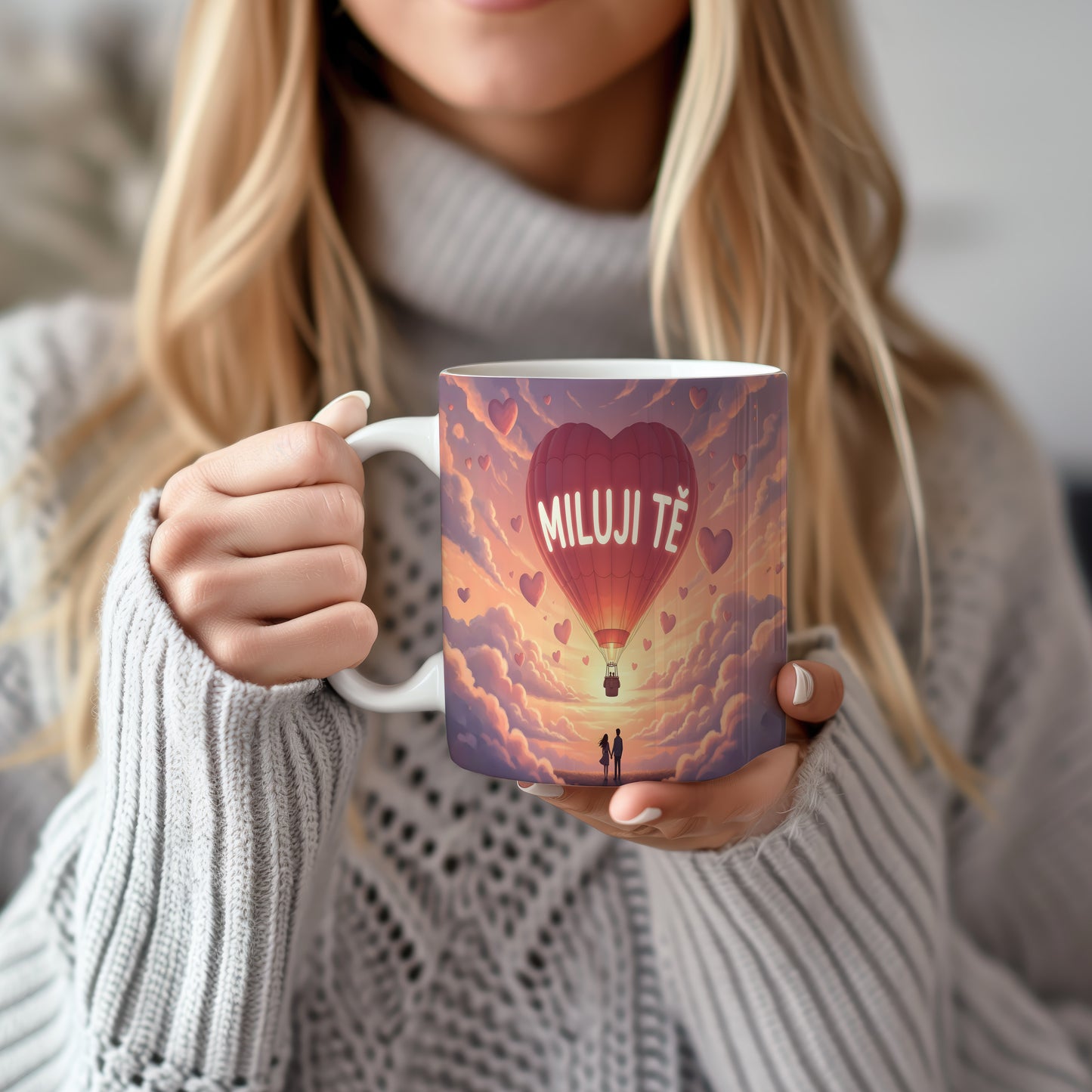 Hrnek s nápisem MILUJI TĚ a motivem balónu v oblacích.