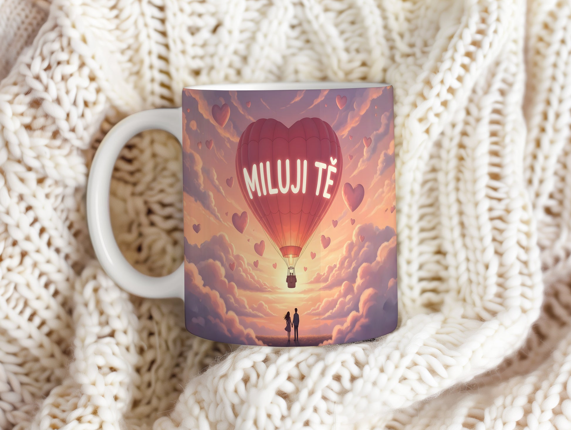 Hrnek s nápisem MILUJI TĚ a motivem balónu v oblacích.