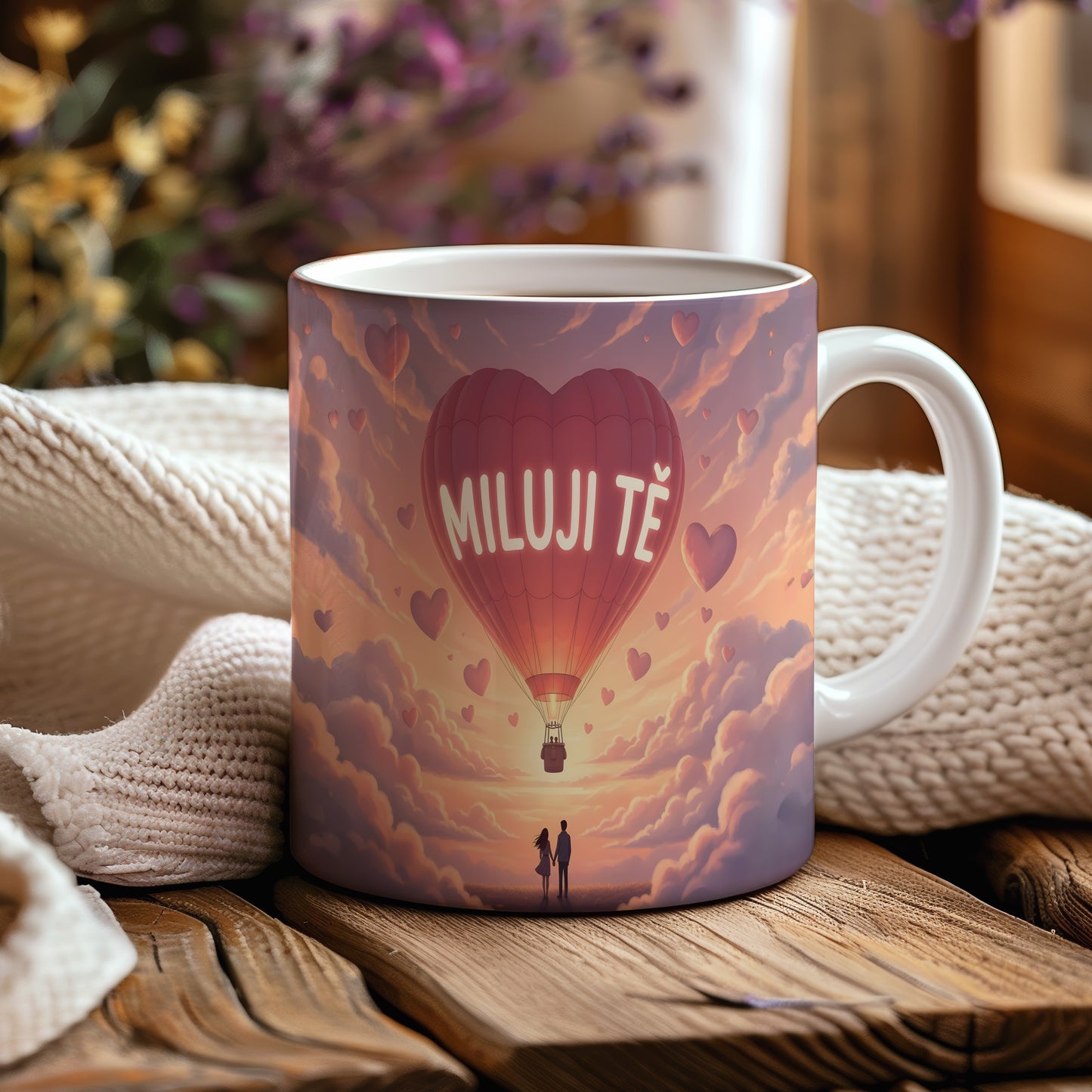 Hrnek s nápisem MILUJI TĚ a motivem balónu v oblacích.
