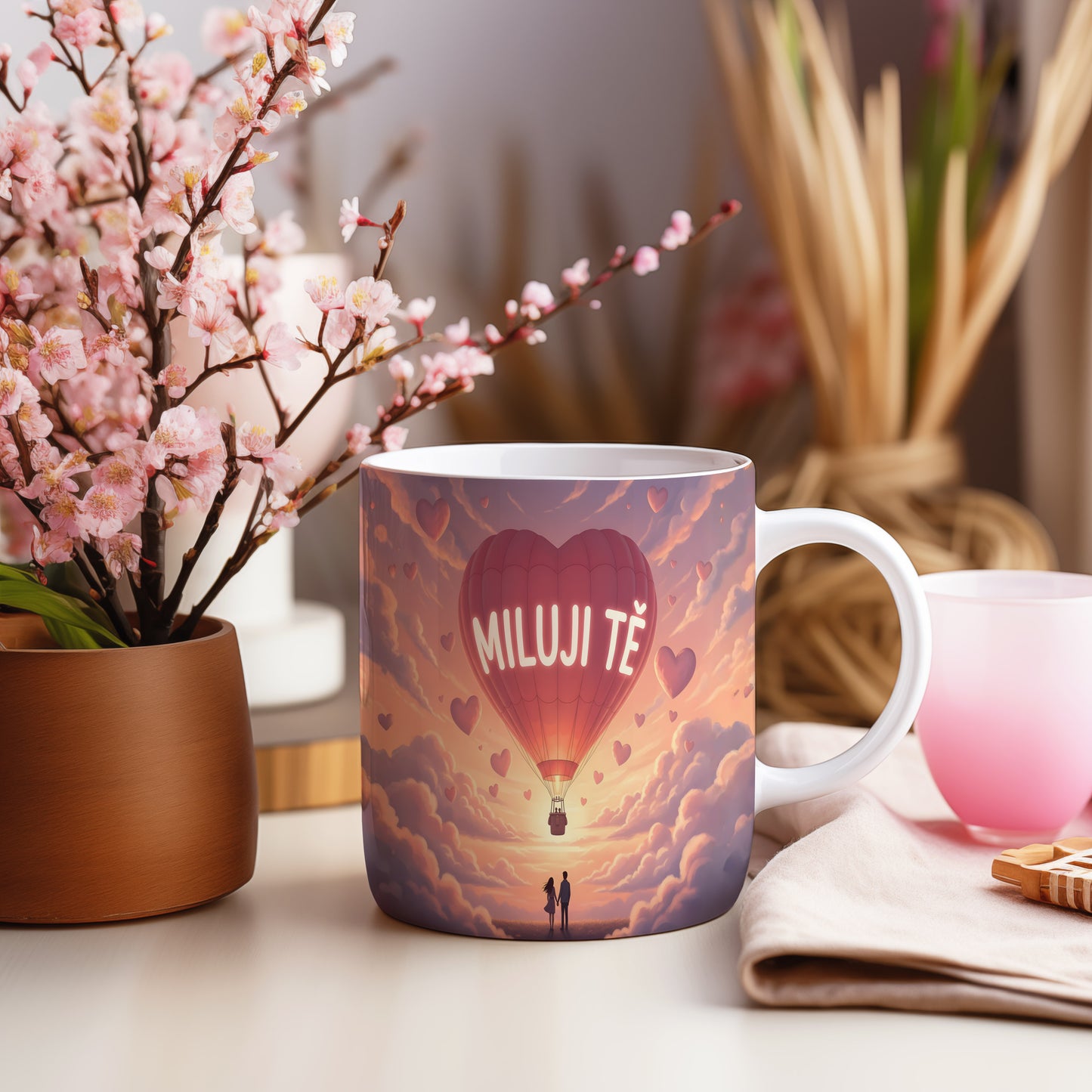 Hrnek s nápisem MILUJI TĚ a motivem balónu v oblacích.