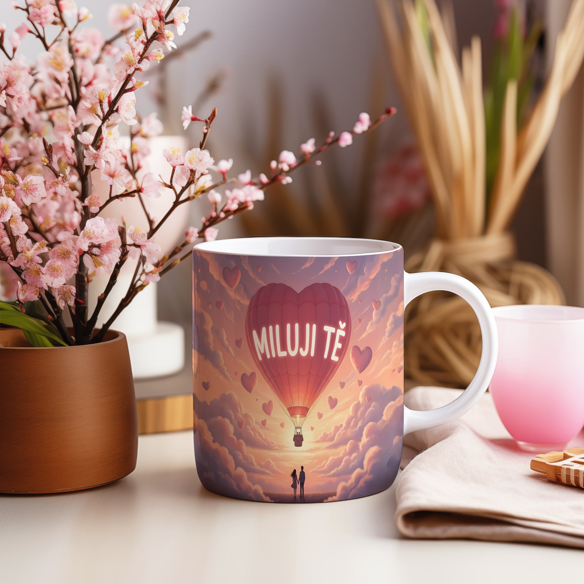 Hrnek s nápisem MILUJI TĚ a motivem balónu v oblacích.