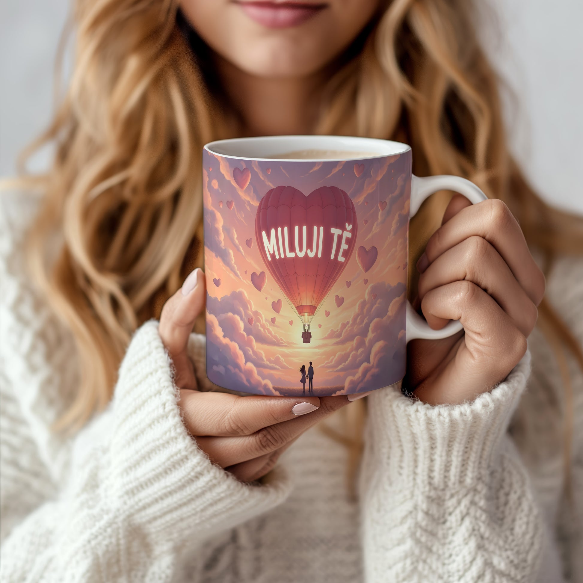 Hrnek s nápisem MILUJI TĚ a motivem balónu v oblacích.