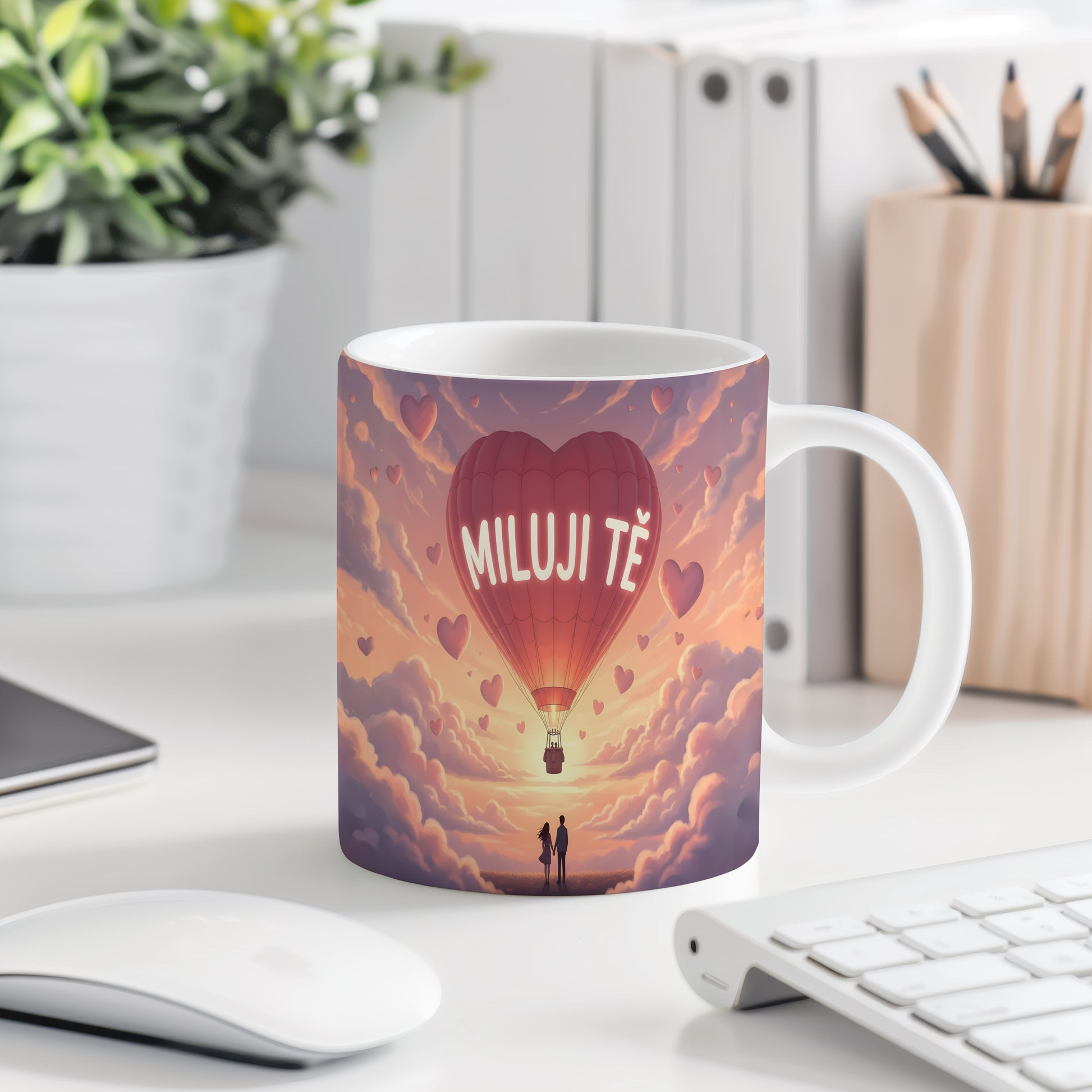 Hrnek s nápisem MILUJI TĚ a motivem balónu v oblacích.