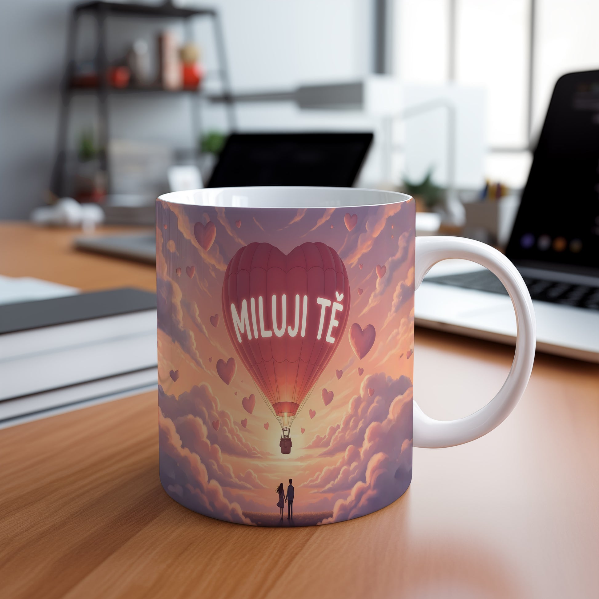 Hrnek s nápisem MILUJI TĚ a motivem balónu v oblacích.