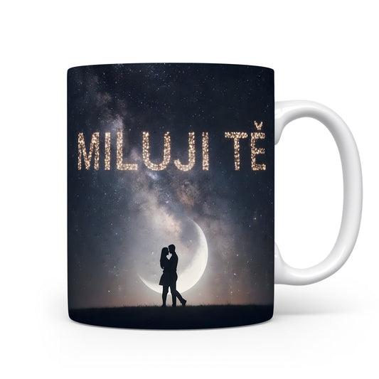 Hrnek s nápisem MILUJI TĚ a zamilovaným párem pod měsícem.