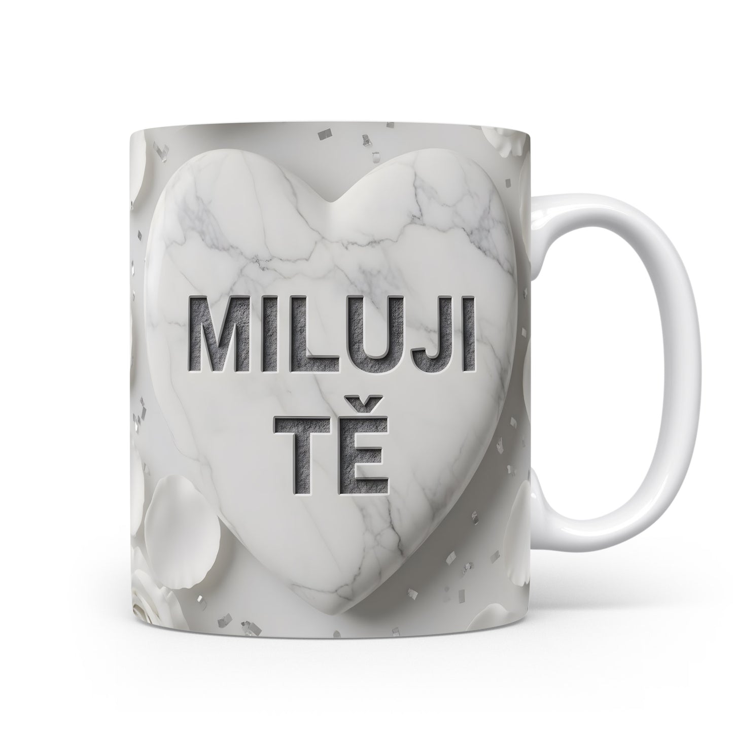 Bílý hrnek s mramorovým srdcem a nápisem MILUJI TĚ.